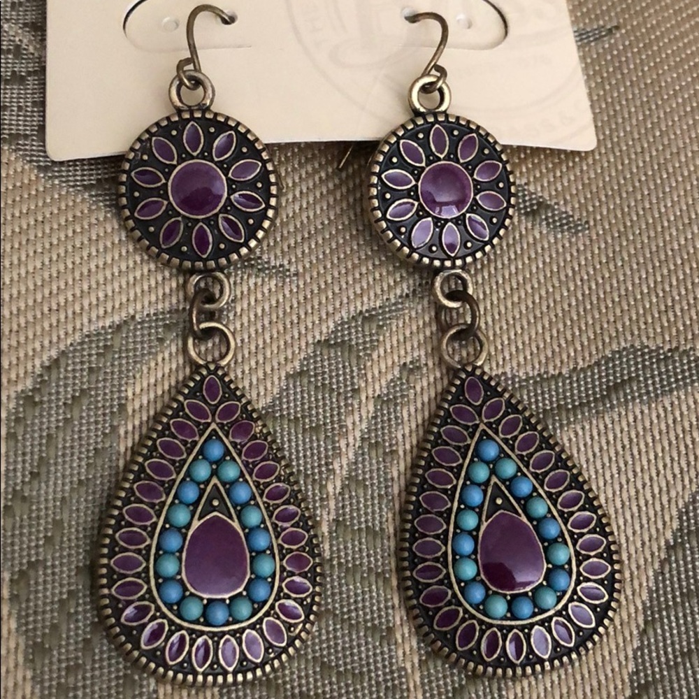 Bass and Co. Gold earrings. Long.